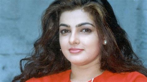 Watch: Mamta Kulkarni returns to Mumbai after 25 years, viral。